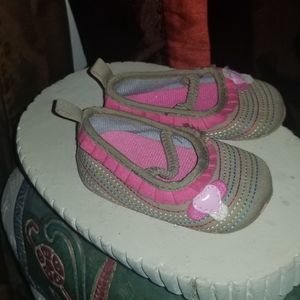 3/$20 Adorable baby girl shoes